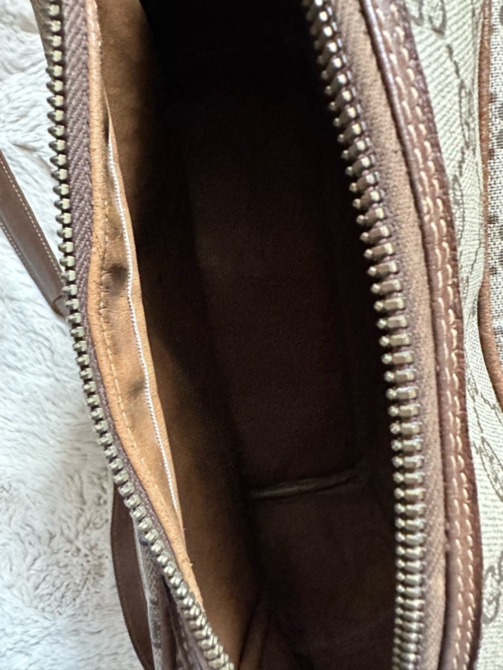 Beis Gucci Beige GG Supreme Messenger with Green & Red Web Stripe - Picture 9 of 10